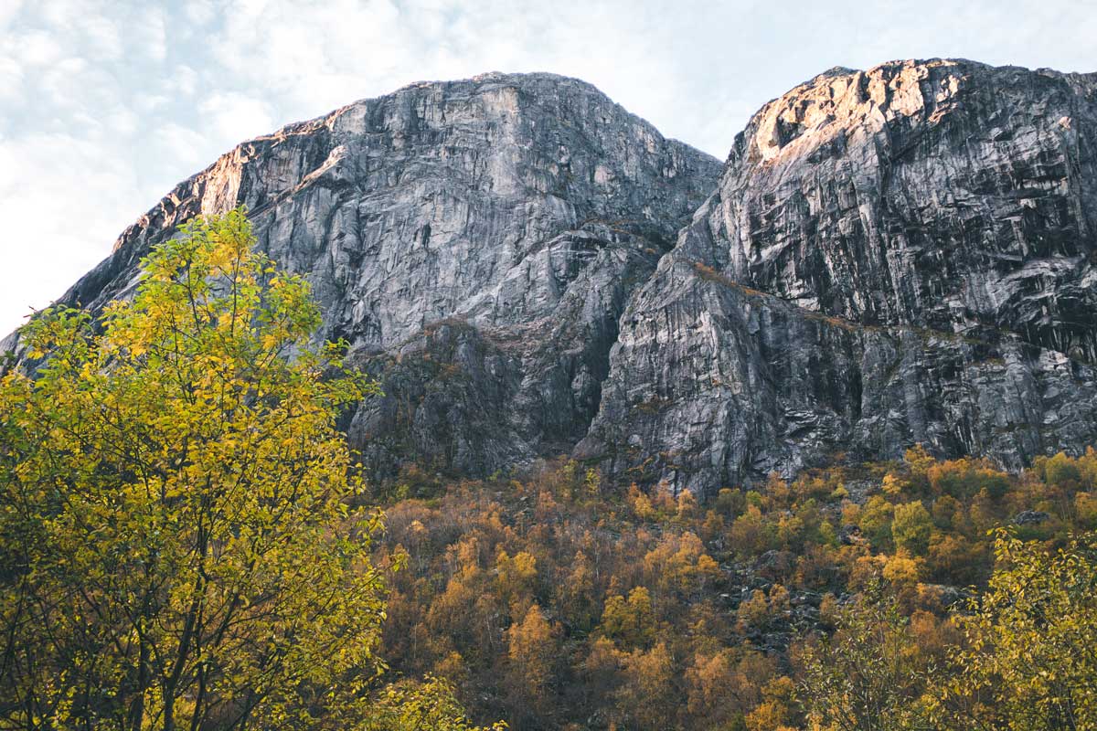 Die letzten Sonnenstrahlen auf den Bergen in Norwegen