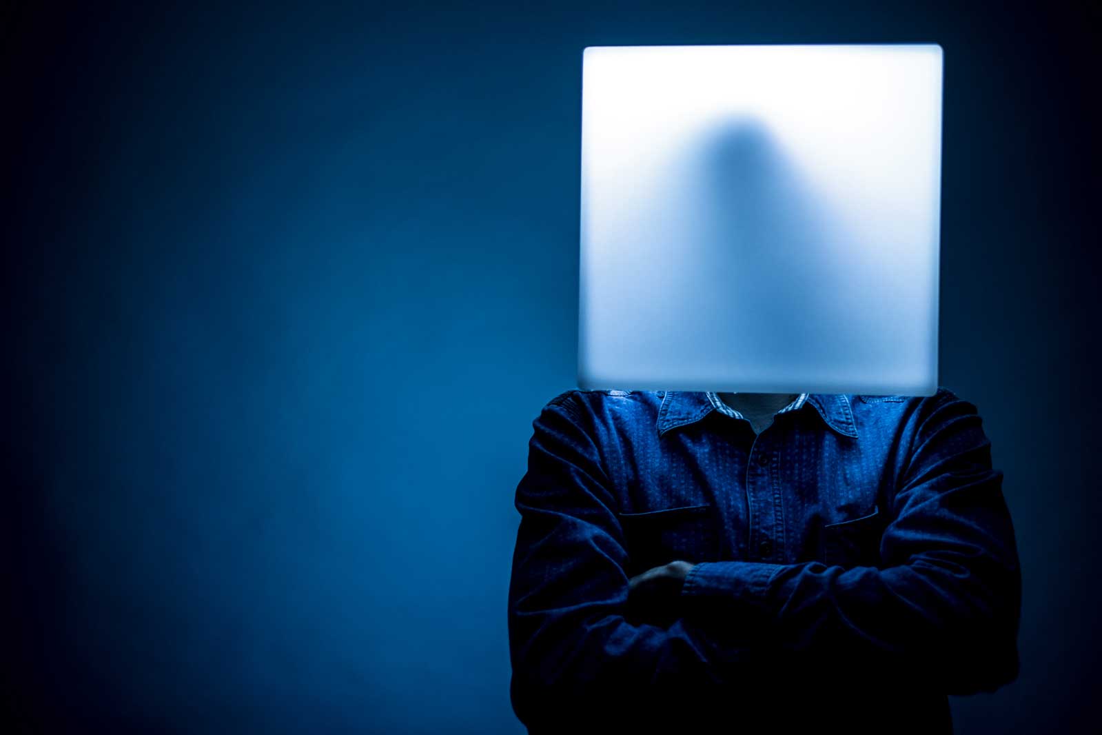 Portrait mit blauem Würfel auf dem Kopf